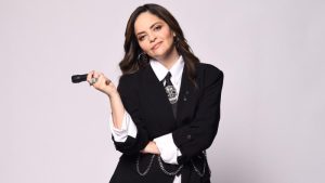 Alexa Zuart no viene a contar chistes: viene a contarte verdades que dan risa.