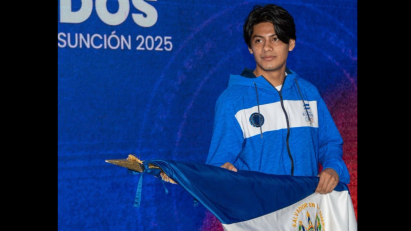 El atleta salvadoreño, el esgrimista Alexis Molina, recibió el pabellón nacional. Foto: Cortesía Coes
