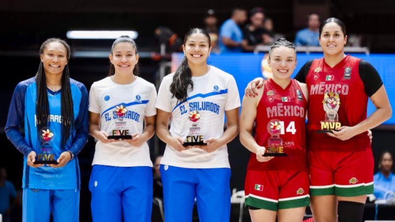 Las salvadoreñas Hillary Martínez (segunda desde la izquierda) y Kim Villalobos (centro), parte del equipo ideal del Cocaba. Foto EDH/Cortesía Indes.