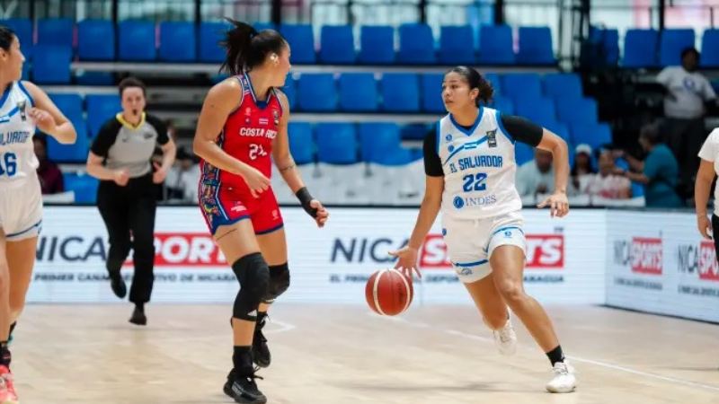 La nacional Kimberly Villalobos (d.), con la pelota en el duelo ante Costa Rica. Foto: Cortesía FIBA Basketball/Cocaba Femenino
