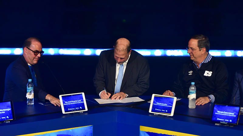 José Eduardo Luna, director ejecutivo de Banco Cuscatlán, Eduardo Montenegro, presidente de SISA y Rolando González, presidente de la Comisión de Regularización de la Fesfut en la firma de su patrocinio en el estadio nacional Jorge 