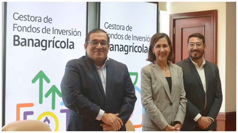 (Izq. a der.)  Byron Martínez, Director de Mercado de Capitales de Bancoagrícola, Ana Cristina Arango, vicepresidenta de Empresas y Gobierno de Bancoagrícola, Amadeo Rivas, Gerente General de la Gestora Banagrícola. FOTOS EDH / J. Reyes.