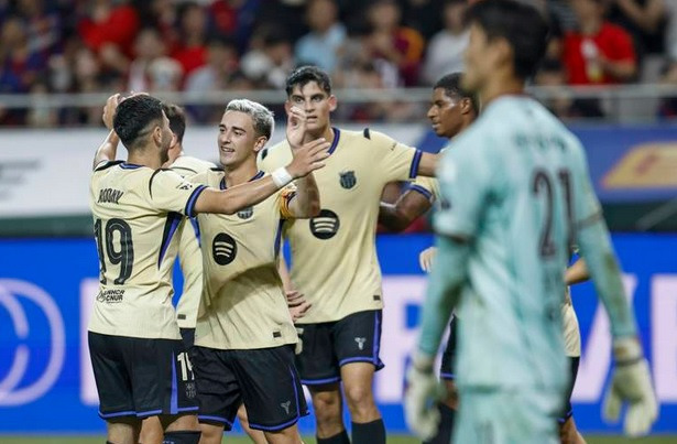 Festejo del Barcelona: Gavi (2i.), tras anotar un gol durante el amistoso de pretemporada entre el FC Seul y el FC Barcelona. Foto: EDH EFE