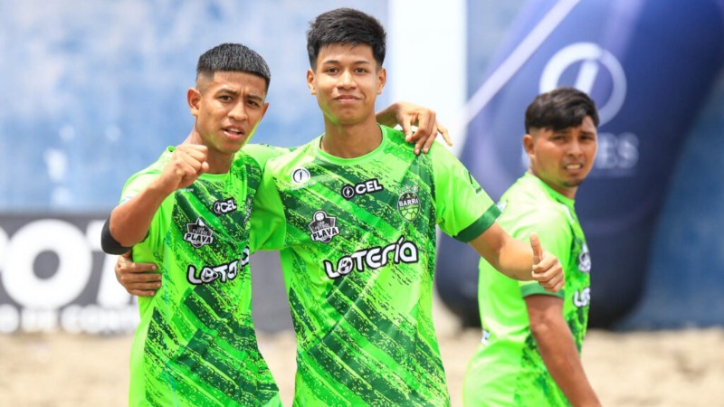 El equipo de la Barra de Santiago en la Liga de Futbol Playa 2025. Foto: Cortesía INDES