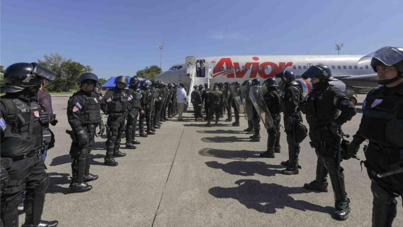 El Salvador entregó a Venezuela a migrantes detenidos en el Centro de Confinamiento del Terrorismo (CECOT) como parte de un canje por ciudadanos estadounidenses detenidos en ese país suramericano.
Foto EDH / Cortesía CAPRES