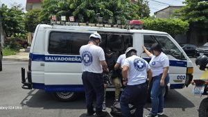 Socorristas de Cruz Blanca atendiendo a una persona. Foto / Cortesía Cruz Blanca