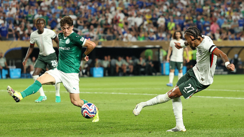 El jugador Malo Gusto, del Chelsea (27), marca el segundo gol de su equipo durante el partido de cuartos de final del Mundial de Clubes a Palmeiras. Foto: EDH AFP