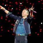 Chris Martin hace advertencia a su público tras escándalo de la 