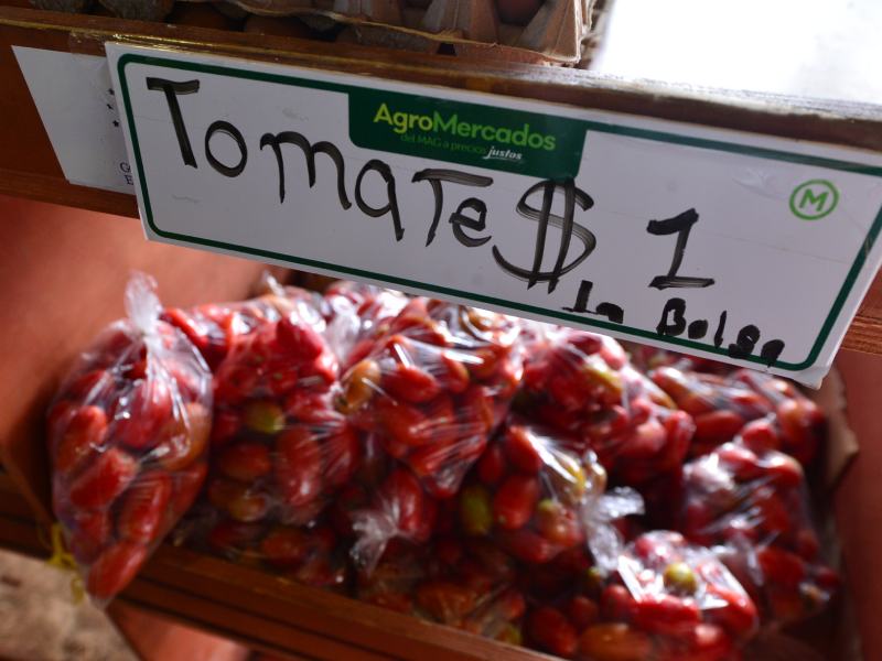 Imágenes de Agromercados de la Colonia Altavista y de TICSA en Ilopango y la Central de Abastos en Soyapango. Canasta básica, alimentos, frutas, verduras.