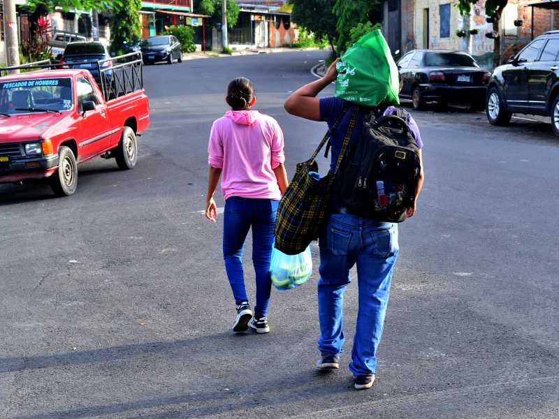 Imágenes de Agromercados de la Colonia Altavista y de TICSA en Ilopango y la Central de Abastos en Soyapango. Canasta básica, alimentos, frutas, verduras.