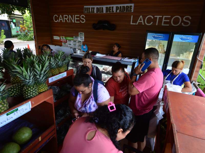 Imágenes de Agromercados de la Colonia Altavista y de TICSA en Ilopango y la Central de Abastos en Soyapango. Canasta básica, alimentos, frutas, verduras.