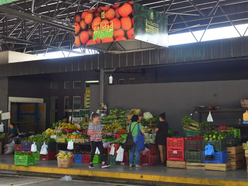 Imágenes de Agromercados de la Colonia Altavista y de TICSA en Ilopango y la Central de Abastos en Soyapango. Canasta básica, alimentos, frutas, verduras.
