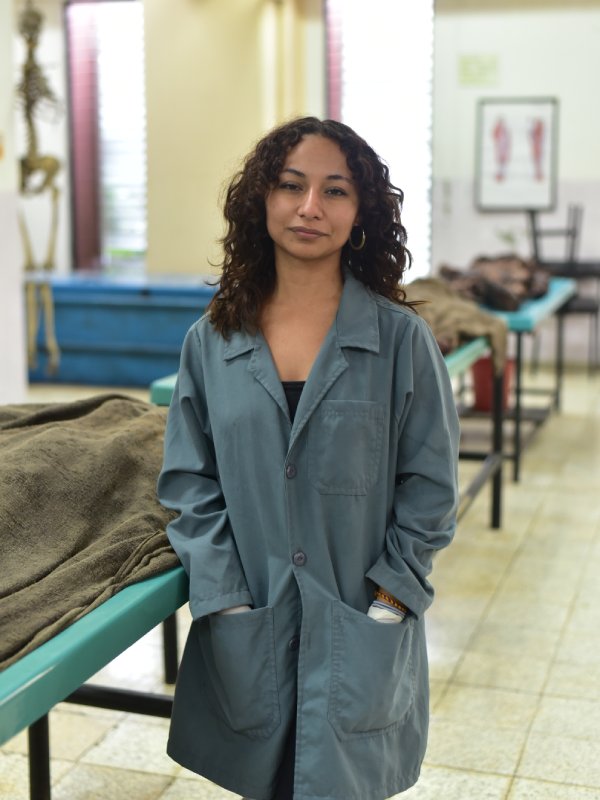 Estudiantes de la carrera de medicina y odontología brindan su valoración sobre su carrera y futuro en la profesión en El Salvador.