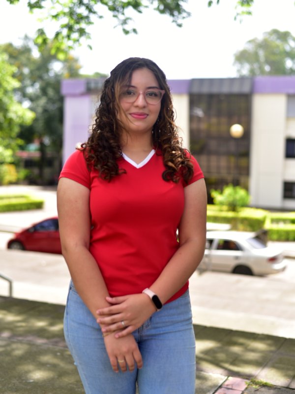 Estudiantes de la carrera de medicina y odontología brindan su valoración sobre su carrera y futuro en la profesión en El Salvador.