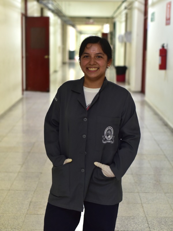 Estudiantes de la carrera de medicina y odontología brindan su valoración sobre su carrera y futuro en la profesión en El Salvador.