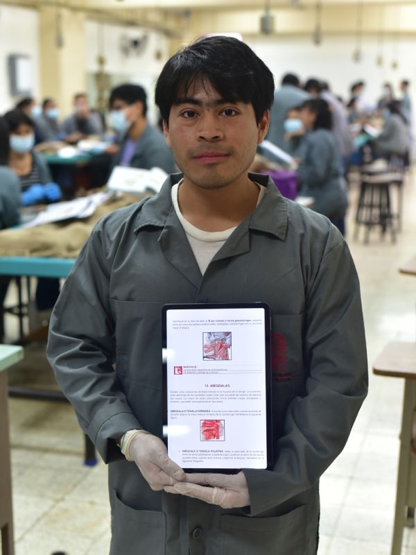 Estudiantes de la carrera de medicina y odontología brindan su valoración sobre su carrera y futuro en la profesión en El Salvador.