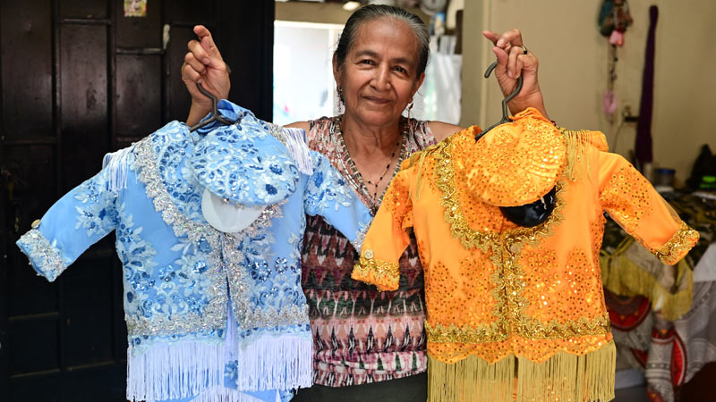 Doña Elvira muestra con orgullos dos de sus recientes creaciones.  Foto EDH/Emerson Del Cid / 
