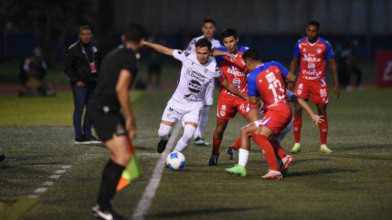 CD Hércules perdió en su debut de la Copa Centroamericana de la Concacaf en el estadio Las Delicias de Santa Tecla. Foto EDH / Emerson del Cid / 