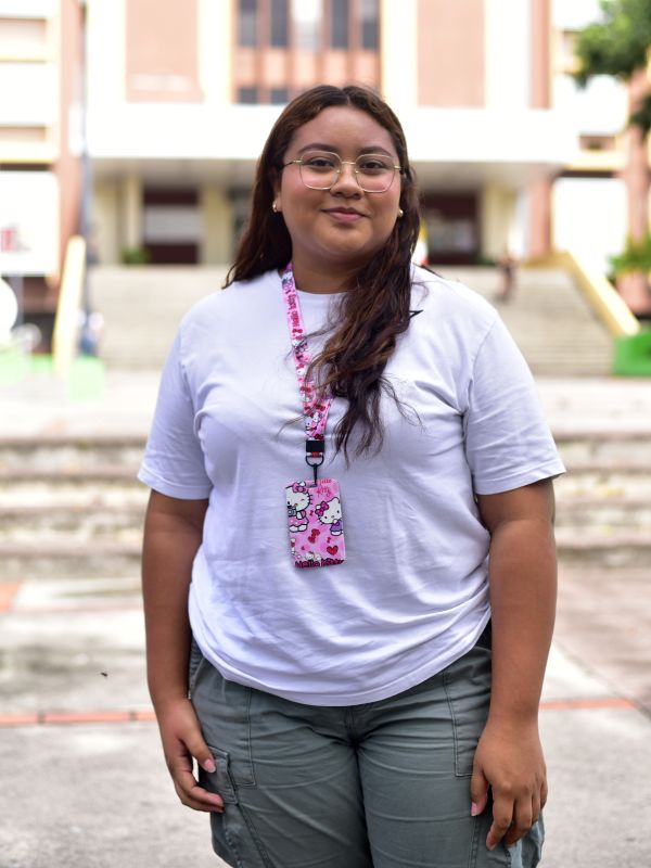 Estudiantes de la carrera de medicina y odontología brindan su valoración sobre su carrera y futuro en la profesión en El Salvador.