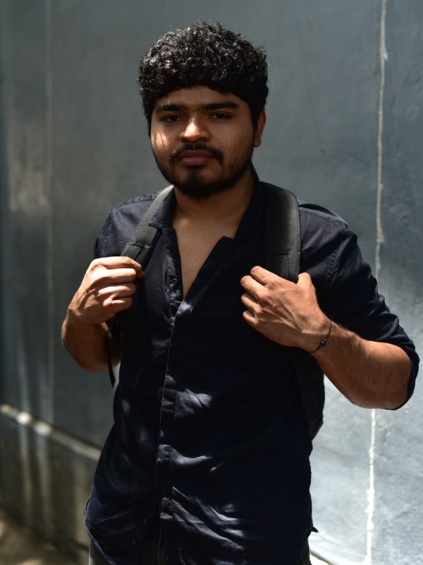 Estudiantes de la carrera de medicina y odontología brindan su valoración sobre su carrera y futuro en la profesión en El Salvador.