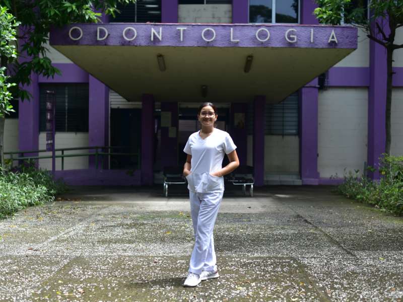 Estudiantes de la carrera de medicina y odontología brindan su valoración sobre su carrera y futuro en la profesión en El Salvador.