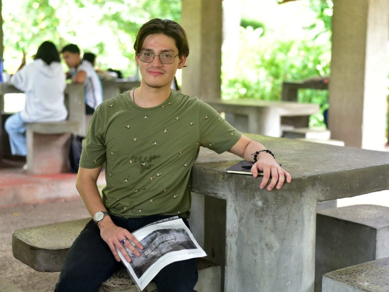 Estudiantes de la carrera de medicina y odontología brindan su valoración sobre su carrera y futuro en la profesión en El Salvador.
