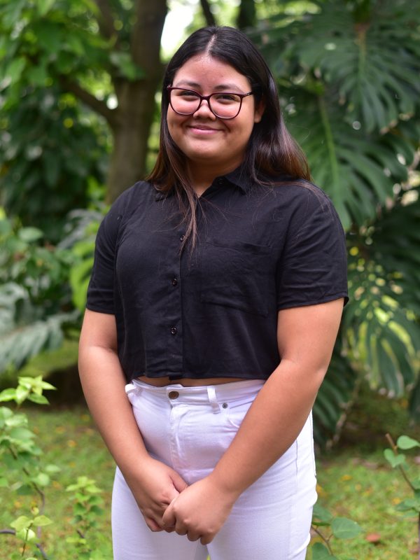 Estudiantes de la carrera de medicina y odontología brindan su valoración sobre su carrera y futuro en la profesión en El Salvador.