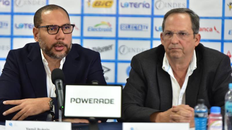 Yamil Bukele, presidente del INDES, Rolando González, presidente de la Comisión Normalizadora de FESFUT