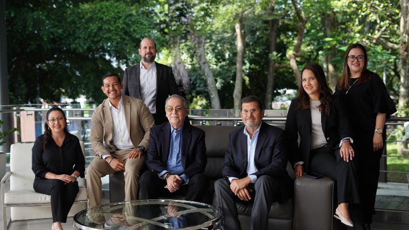 Miembros de la Junta Directiva de FIND, conformada por dos socios fundadores de la Escuela Mónica Herrera, miembros del consejo y exalumnas.