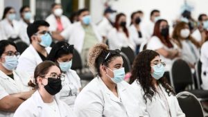 Alumnos de medicina en colegio medico