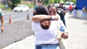 Silvia Montalvo, hija de Atilio Montalvo, abraza a un familiar a las afueras del Centro Judicial Isidro Menéndez luego de conocer la noticia que a su padre le otorgarán medidas sustitutivas a la detención tras el deterioro en su estado de salud.