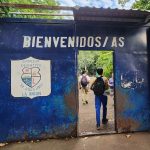 Alumnos a veces usan cartones para mitigar el calor, no hay electricidad para usar los ventiladores