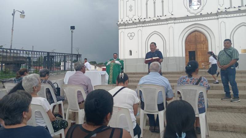 Iglesias catolica Ahuachapan temblores misa1