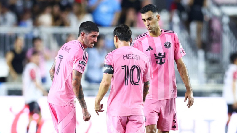 Los jugadores Rodrigo de Paul (i.), Leo Messi y Sergio Busquets, en el partido del nter Miami vs. el Atlas, por la Leagues Cup. Foto: EDH AFP