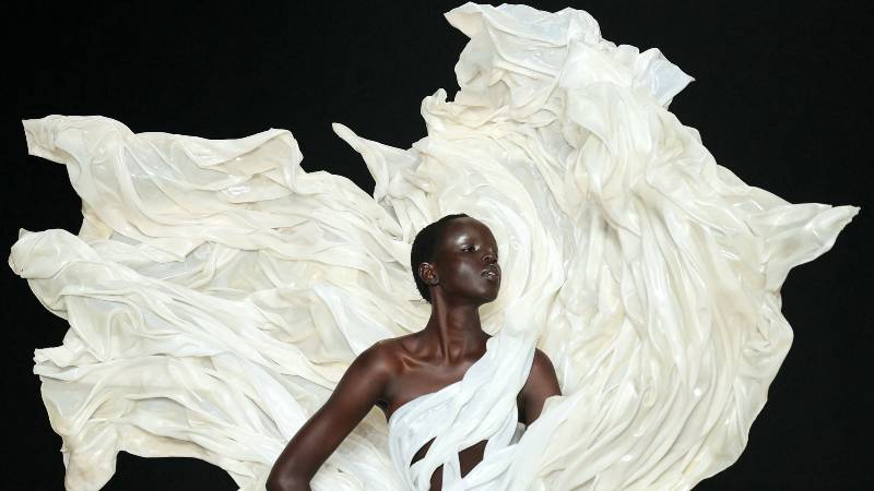 Diseñador Iris Van Herpen en París 2025