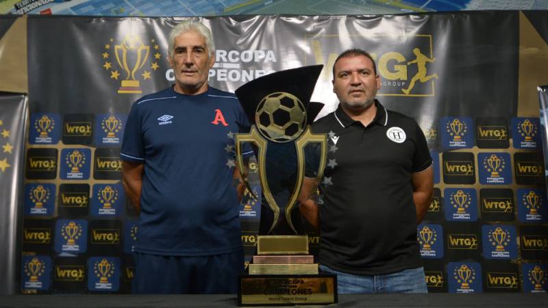 Ernesto Corti, entrenador de Alianza y Gabriel Alvarez, entrenador Hercules