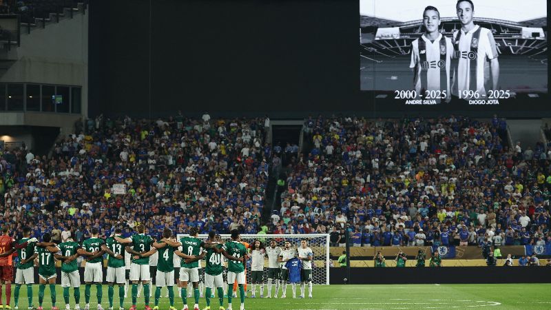 Vista de la pantalla con una imagen del delantero portugués del Liverpool, Diogo Jota, y su hermano Andre Silva, fallecidos tras un accidente automovilístico. El homenaje se dio antes del partido de cuartos de final del Mundial de Clubes de la FIFA 2025, entre Palmeiras de Brasil y Chelsea de Inglaterra, en Filadelfia. Foto: EDH AFP