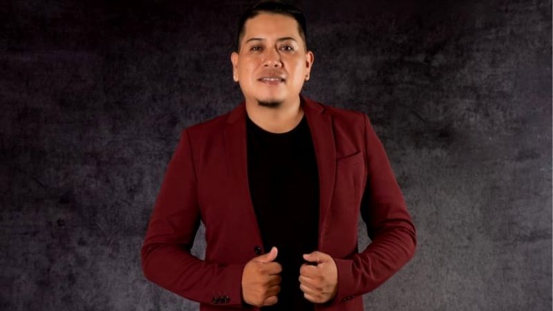 El diseñador de modas salvadoreño Luis Álvarez, originario de La Libertad, heredó de su madre la pasión por la confección de ropa. / 