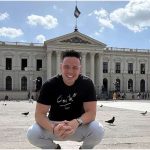 Marko ya está en el país para su show de comedia y busca las pupusas número uno de San Salvador