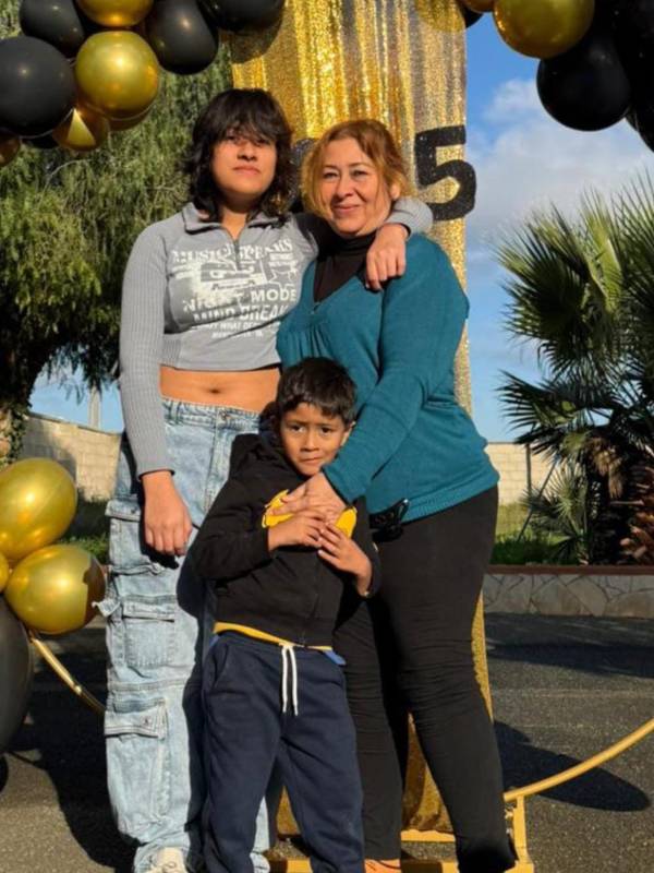 Milagro Zepeda con sus dos hijos, viviendo en Italia