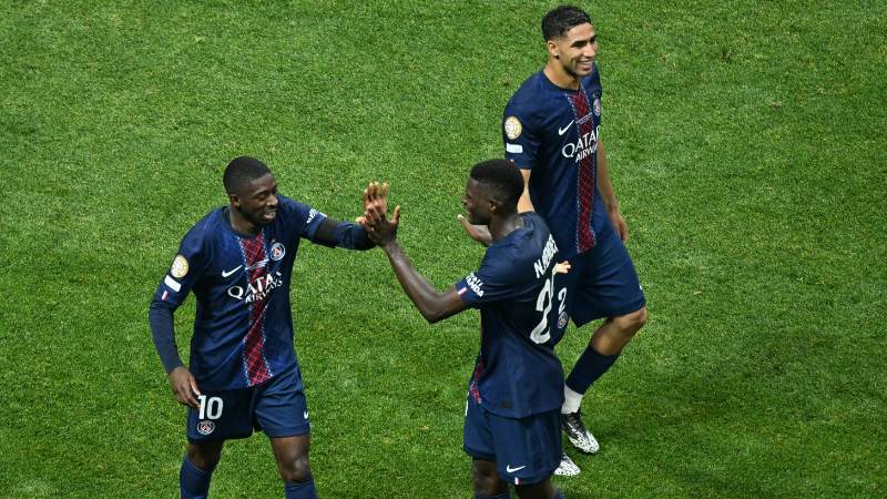 Ousmane Dembélé celebra el 2-0 ante el Bayern Múnich junto a su compañero Nuno Mendes. Foto: ROBERTO SCHMIDT / AFP.