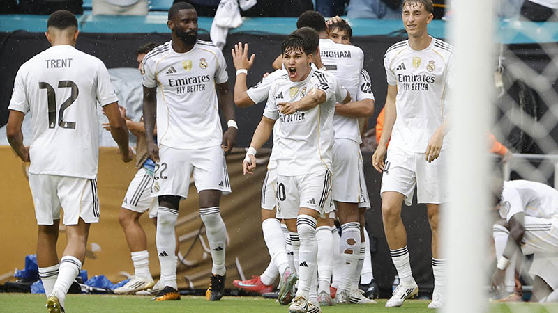 Fran García (c) de Real Madrid celebra un gol este martes, en un partido del Mundial de Clubes entre Real Madrid y Juventus en el estadio Hard Rock de Miami (Estados Unidos). Foto EFE/ Juan Ignacio Roncoroni