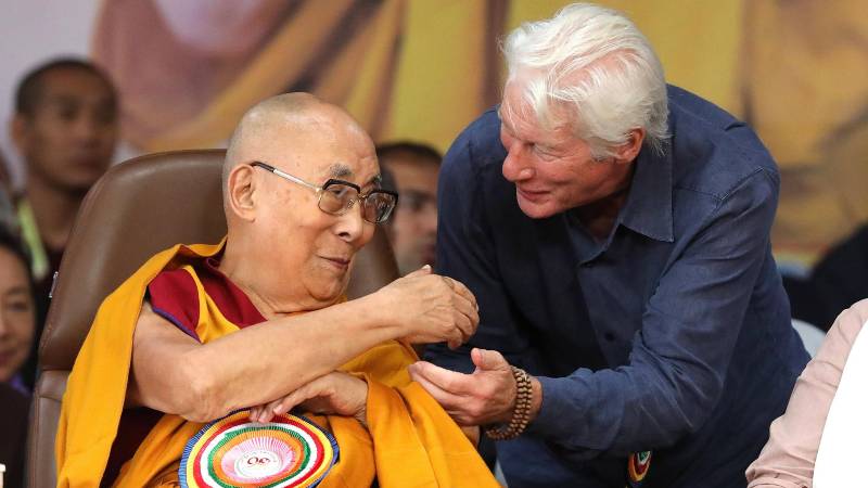 El líder espiritual del budismo tibetano, el Dalai Lama (izq.), habla con el actor estadounidense Richard Gere durante las celebraciones por su 90.º cumpleaños en el principal templo tibetano, Tsuglagkhang, en McLeod Ganj, cerca de Dharamsala (India), el 6 de julio de 2025. / 