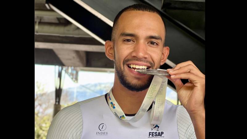 El salvadoreño Sebastián Ruiz logró tiempo de 1:24.600 minutos y ganó medalla de plata en la prueba 1000 metros sprint del Campeonato Panamericano de Patinaje de Velocidad de Clubes y Naciones 2025, que se lleva a cabo en Medellín, Colombia.  El primer lugar fue para el colombiano Jhon Edward Tascón con marca de 1:24.123 minutos.  El bronce se lo llevó el argentino Ken Kuwada con 1:24.628.
Foto/Cortesía Federación Salvadoreña De Patinaje