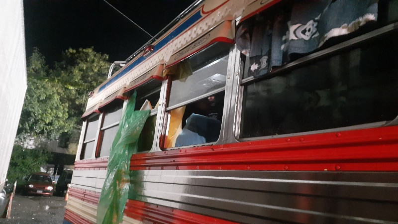 Así quedó uno de los autobuses afectados de los aficionados del Xelajú, tras ser atacados en Santa Ana. Foto: Imagen de carácter ilustrativo y no comercial/https://x.com/EU_Xela/status/1950940204774068268