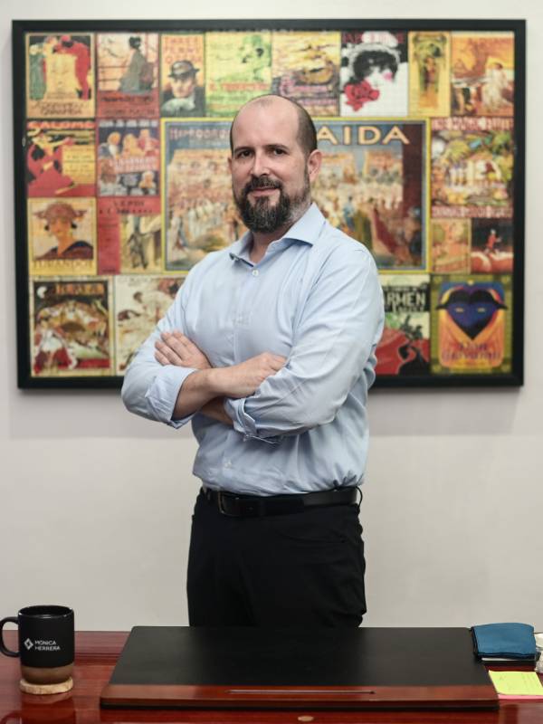 Federico Harrison rector de Escuela Mónica Herrera