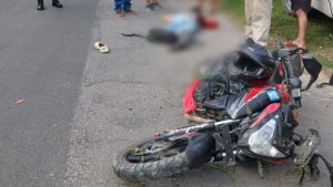 Motociclista quedó lesionado de gravedad, luego de accidentarse. Foto EDH / Cortesía PNC.