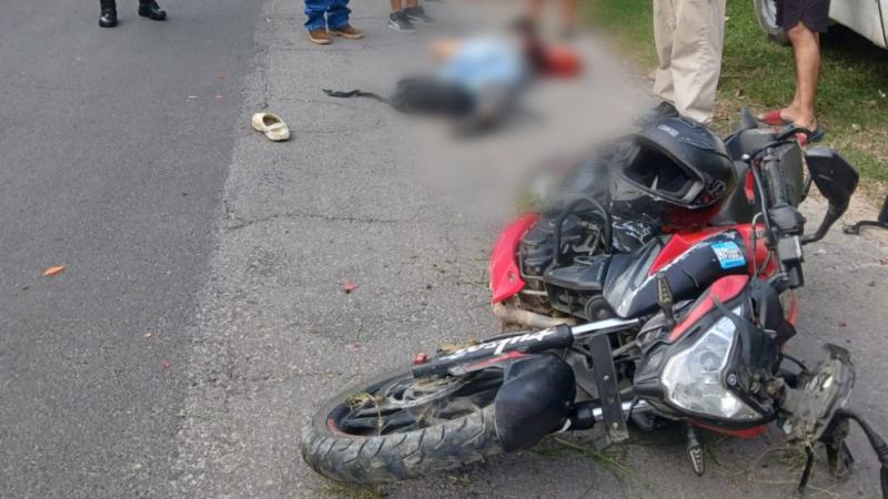 Motociclista quedó lesionado de gravedad, luego de accidentarse. Foto EDH / Cortesía PNC.