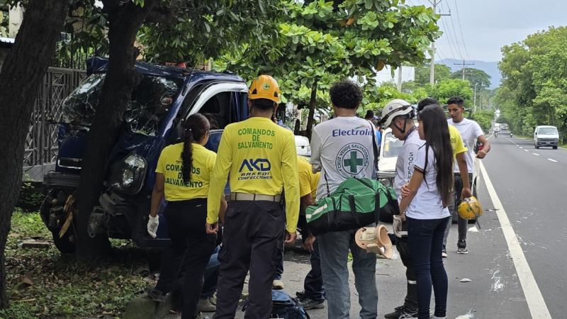 Socorristas realizaron maniobras para poder rescatar al conductor que había quedado atrapado. Foto EDH / Cortesía Comandos de Salvamento.