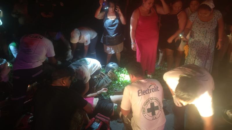 Dos personas se accidentaron en su motocicleta y quedaron lesionadas de gravedad. Foto EDH / Cortesía Cruz Verde Salvadoreña.